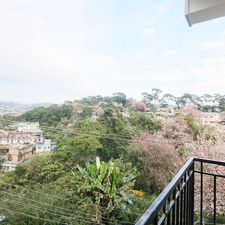 Nirvana Guest House 西隆 外观 照片